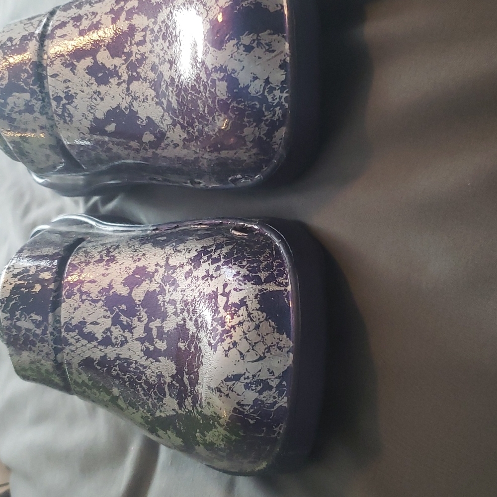 OOFOS 9  recovery shoes. These are womens 9  clogs. All man made upper.